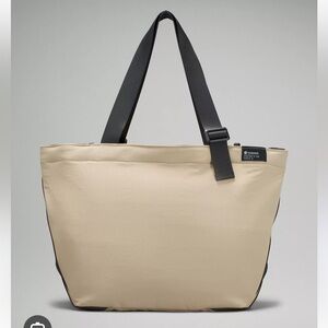 Lululemon Clean Lines tote bag 22L